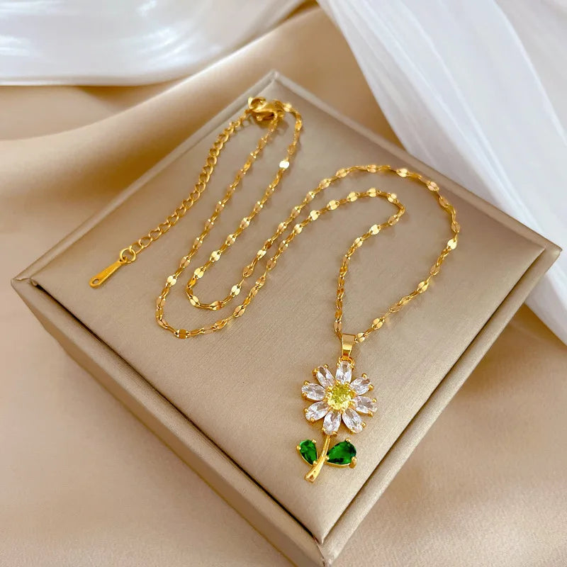 Fashionable Romantic White Flower Necklace Beautiful Personality Full of Zircon Small Chrysanthemum Pendant Party Gift