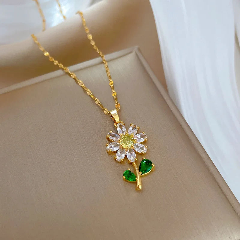 Fashionable Romantic White Flower Necklace Beautiful Personality Full of Zircon Small Chrysanthemum Pendant Party Gift