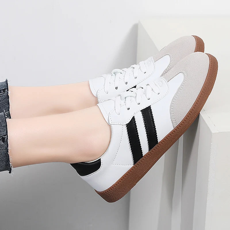 Women Shoes Fashion Casual Flats Vulcanize Shoes Ladies Outdoor Walking Sneakers Women Comfortable Classical Shoes Black White