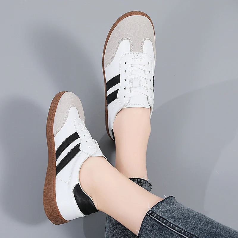 Women Shoes Fashion Casual Flats Vulcanize Shoes Ladies Outdoor Walking Sneakers Women Comfortable Classical Shoes Black White