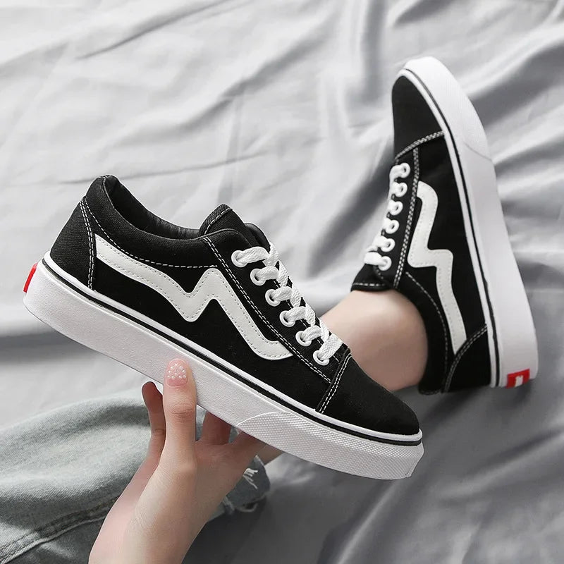 2024 New Canvas Shoes Black White Striped Woman Breathable Skateboarding Sneakers Students Leisure Flat Board Shoes Versatile